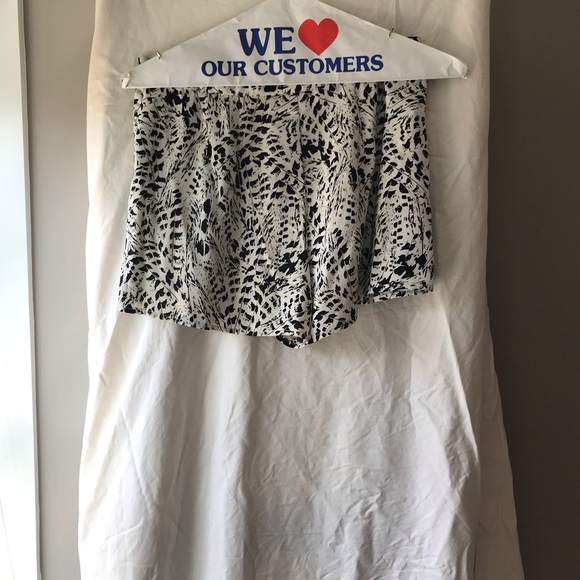 Forever 21 black/white skirt and size M - Picture 4 of 4